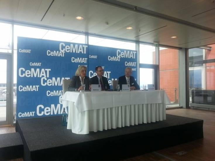 Od lewej siedzą: Brigitte Mahnken - rzeczniczka prasowa targów CeMAT, dr Andreas Gruchow - członek zarządu Deutsche Messe AG, Christoph Beumer - przewodniczący prezydium Targów CeMAT.