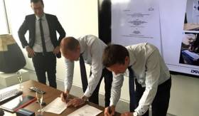 Na zdjęciu: Per Rud, VP Head PrimeServ Copenhaga, MAN Diesel & Turbo oraz Jens Bjørn Andersen, CEO Grupy DSV podpisują kontrakt o współpracy.