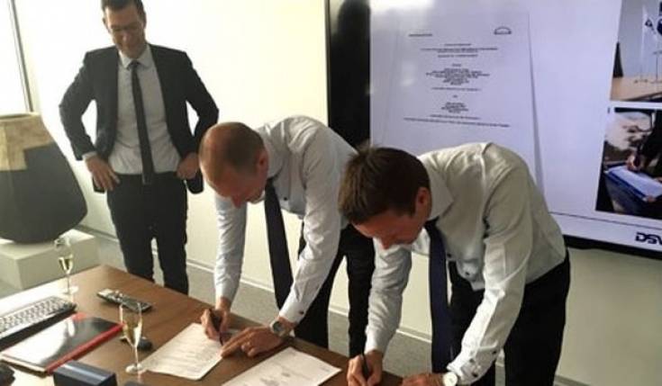 Na zdjęciu: Per Rud, VP Head PrimeServ Copenhaga, MAN Diesel &amp; Turbo oraz Jens Bjørn Andersen, CEO Grupy DSV podpisują kontrakt o współpracy.