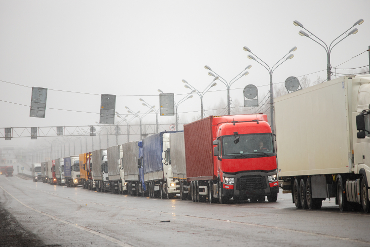 Protesty i kierowcy ciężarówek oczekujący przy granicach