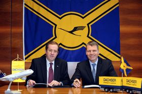 Thomas Reuter, Dyrektor Zarządzający Dachser Air & Sea Logistics i dr Andreas Otto, członek zarządu Lufthansa Cargo podczas podpisania porozumienia.