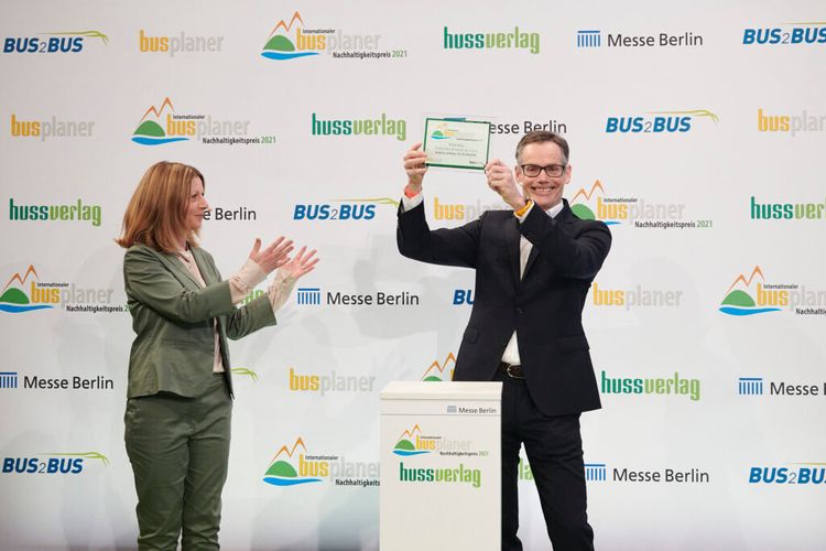 Na zdjęciu (od lewej): Kerstin Kube-Erkens (Senior Product Manager, Messe Berlin), Christian Goll (Dyrektor Zarządzający Solaris Deutschland GmbH).