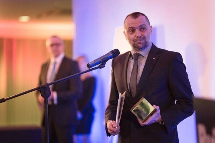 Jarosław Witkowski odbiera nagrodę dla firmy Dachser.