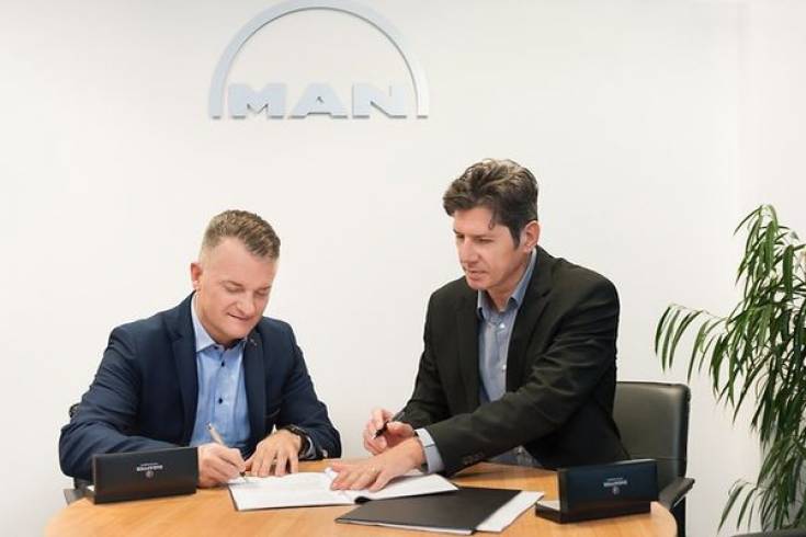 Podpisanie umowy z lewej Ireneusz Sobieski, prezes Grupy DBK, z prawej Marc Martinez prezes Man Truck &amp; Bus Polska.