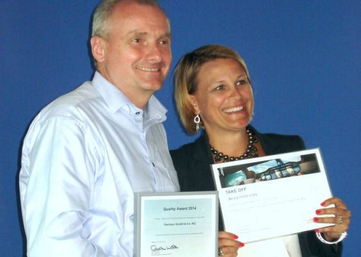 Thomas Krüger, odpowiadający za Dachser Air & Sea Logistics w regionie Europy Północnej i Centralne,j odbiera nagrodę od Katji Wichmann, Head of Global Account Management Europe/Africa w Lufthansa Cargo.