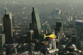 DHL pokonuje korki uliczne w Londynie helikopterem