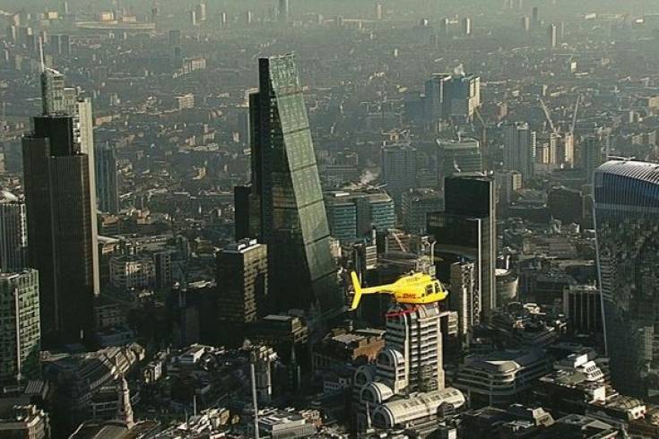 DHL pokonuje korki uliczne w Londynie helikopterem