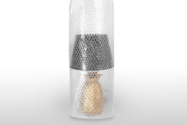 Lekka, ale skuteczna ochrona. Sprawdź, jak konfekcja opakowań redukuje koszty operacyjne w branży oświetleniowej