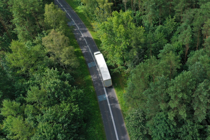 Zakończenie sprzedaży zanieczyszczających ciężarówek do 2035 roku warunkiem poprowadzenia transportu ciężarowego w Polsce ku zerowej emisji dwutlenku węgla