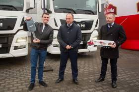 Uroczyste przekazanie pojazdów (od lewej: Łukasz Kowalik, szef transportu w firmie Henry Kania; Adam Zajusz, manager sprzedaży pojazdów ciężarowych MAN w Regionie Południe oraz Marcin Kiedroń, przedstawiciel handlowy).