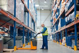 Podstawy bezpiecznej eksploatacji regał&oacute;w w magazynie