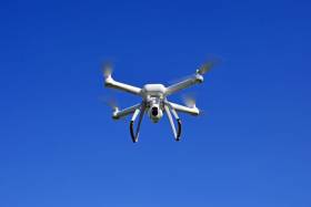 Wirtualne drony w prawdziwym ruchu