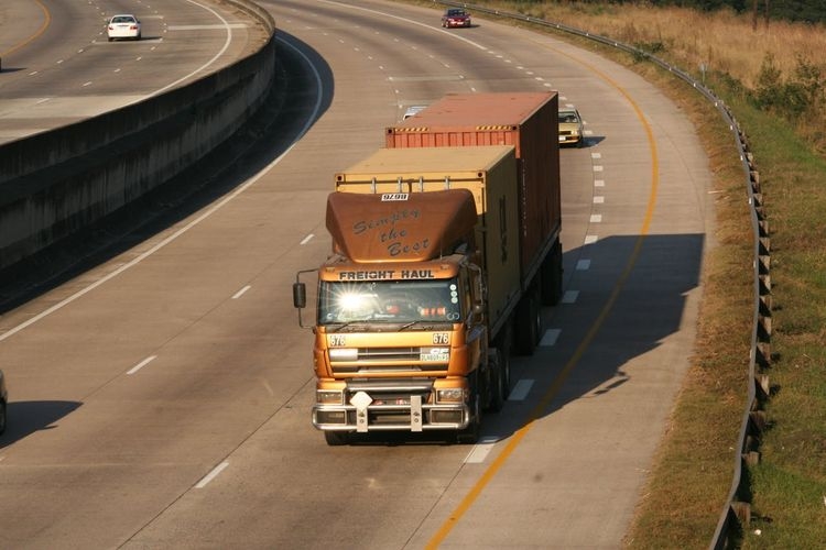 Jak dobrać odpowiednie pasy transportowe do różnych typów ładunków - kompleksowy przewodnik