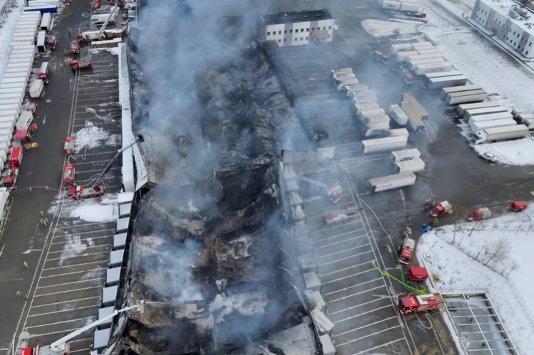 Pożar hali magazynowej DB Schenker w Tarnowie Podg&oacute;rnym