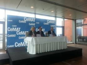 Od lewej siedzą: Brigitte Mahnken - rzeczniczka prasowa targów CeMAT, dr Andreas Gruchow - członek zarządu Deutsche Messe AG, Christoph Beumer - przewodniczący prezydium Targów CeMAT.