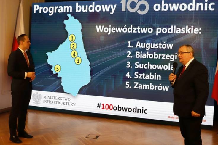 Minister Andrzej Adamczyk i wiceminister Rafał Weber prezentują program 100 obwodnic.