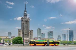 Solaris wygrał największy w Europie kontrakt na dostawę 130 przegubowych autobusów elektrycznych do Warszawy