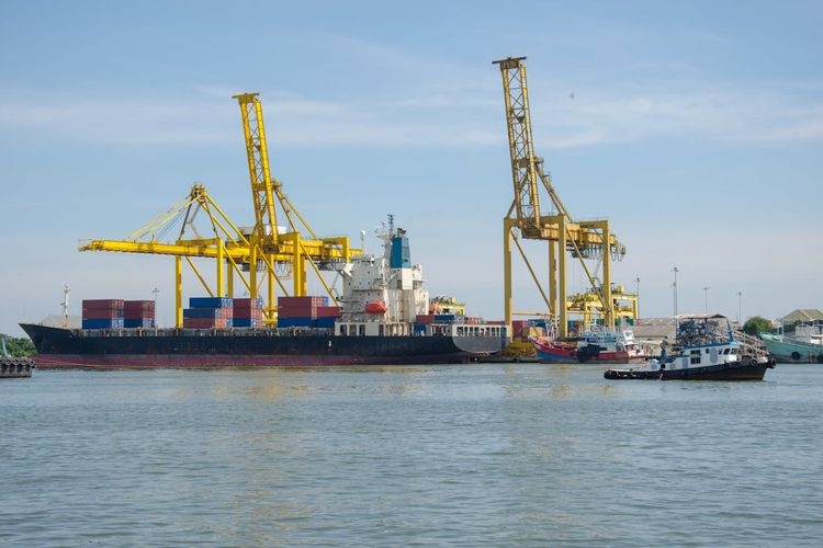 Jak bezpiecznie wysyłać towary drogą morską: procedury, dokumenty i ubezpieczenie