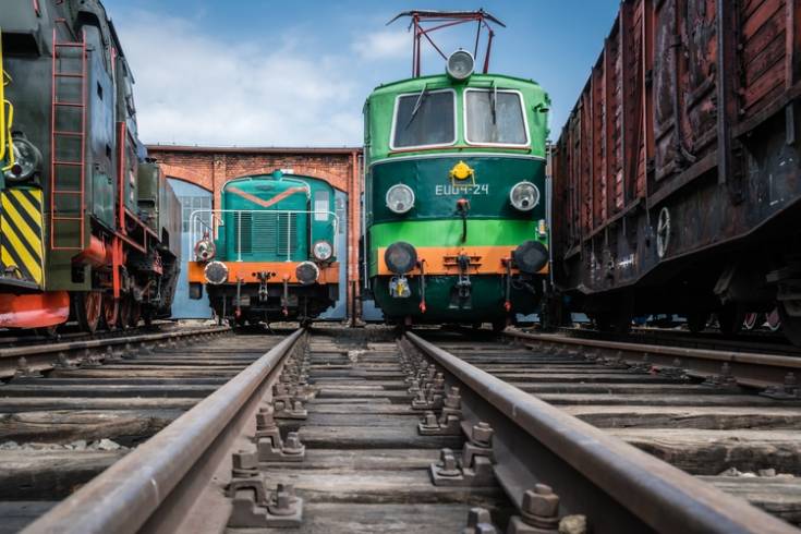 Przewozy kolejowe w 2021 roku – towarów więcej niż przed pandemią, pasażerów mniej