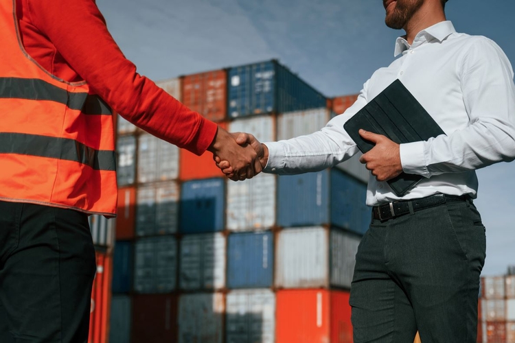 Zostań spedytorem! Organizuj transport towarów i rozwijaj się w branży TSL