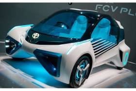 Autonomiczne pojazdy ładujące i tankujące samochody - nowy patent Toyoty