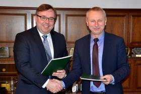  Na zdjęciu (od lewej): Paweł Kaczalski członek zarządu firmy Solaris oraz Prezydent Inowrocławia Ryszard Brejza, podczas podpisania umowy.