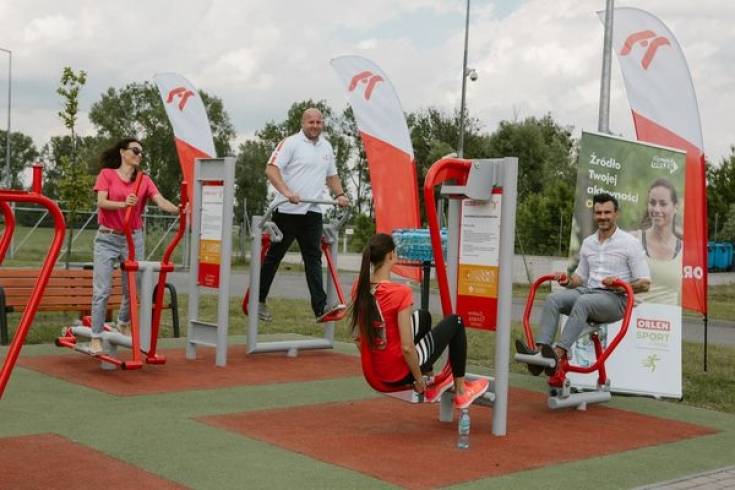 PKN ORLEN uruchamia siłownie plenerowe na swoich stacjach
