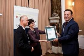 Nagrodę z rąk profesor Haliny Brdulak odbiera Krzysztof Redkowiak, Dyrektor Regionu Raben Polska