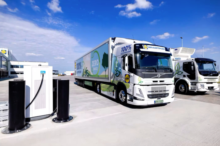 Zielone dostawy Lidl Polska realizowane przez elektryczne Volvo Trucks