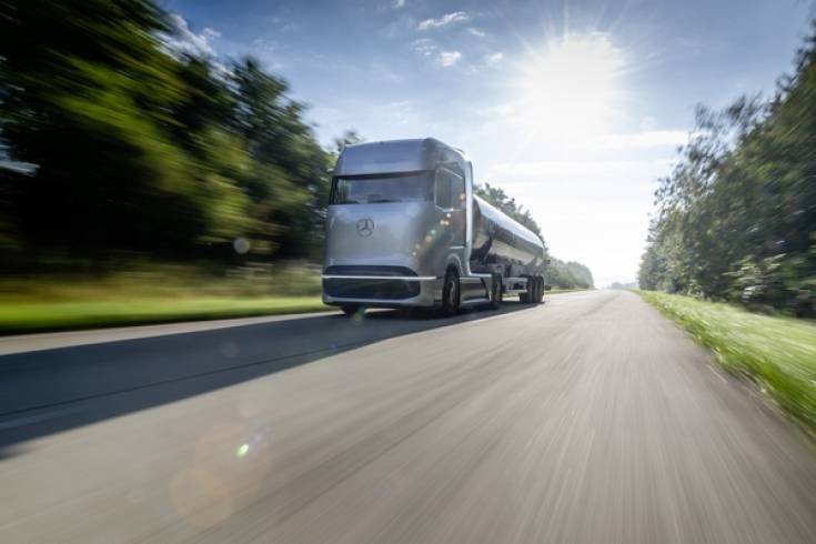 Daimler przyspiesza i prezentuje koncepcyjną ciężarówkę z napędem na ogniwa wodorowe