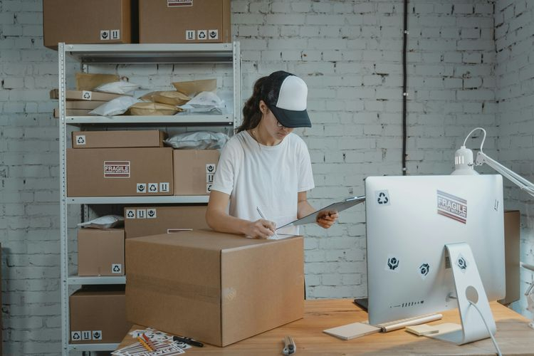 Wymagania logistyczne w e-commerce a wybór kartonów – co musisz wiedzieć?