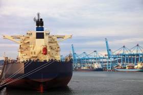 Rozwiązania informatyczne wspierające procesy logistyczne w transporcie morskim