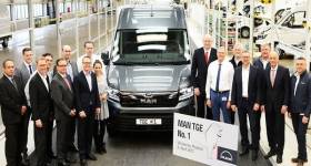 Zespoły kierowane przez Jensa Ocksena, Prezesa Zarządu Volkswagen Poznań i Dennisa Affelda Szefa Sprzedaży Samochodów Dostawczych w MAN Truck & Bus wspólnie odbierają pierwszego MAN TGE.