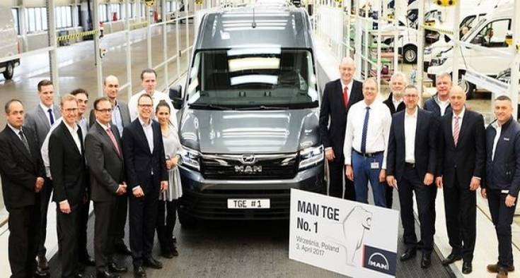 Zespoły kierowane przez Jensa Ocksena, Prezesa Zarządu Volkswagen Poznań i Dennisa Affelda Szefa Sprzedaży Samochodów Dostawczych w MAN Truck &amp; Bus wspólnie odbierają pierwszego MAN TGE.