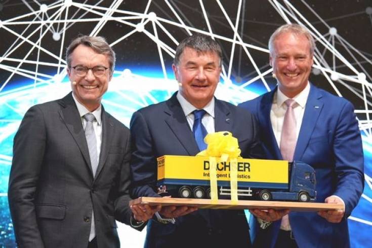 Bernhard Simon, CEO DACHSER; Albert Johnston, dyr. zarządzający Johnston Logistics, a w przyszłości DACHSER Ireland i Michael Schilling, COO Road Logistics w DACHSER, na targach transport logistic 2019 w Monachium.
